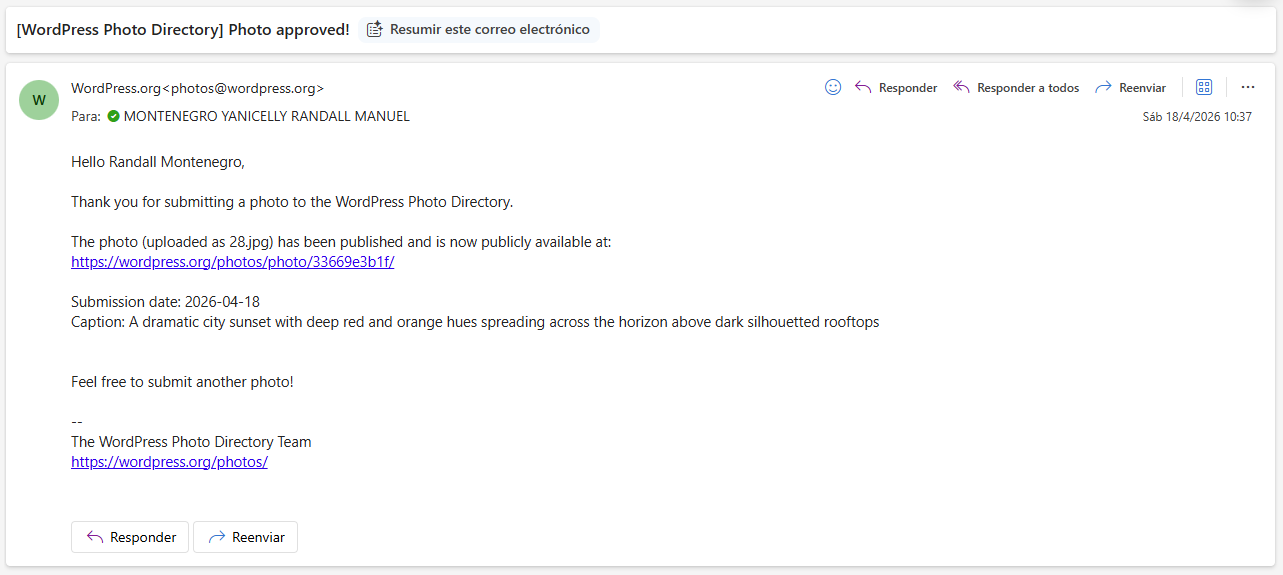 Correo electrónico de WordPress.org confirmando la aprobación y publicación de la foto del atardecer urbano