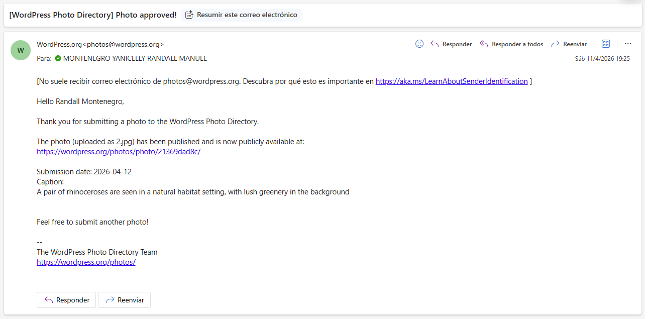 Correo electrónico de WordPress.org confirmando la aprobación de la foto de rinocerontes